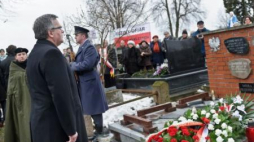 Bronisław Komorowski złożył kwiaty przy mogile "Żołnierzy Wyklętych" na cmentarzu w Rykach Fot. PAP/W. Pacewicz.