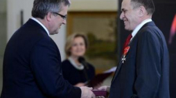 Prezydent Bronisław Komorowski odznacza Krzysztofa Topolskiego. Fot. PAP/J. Turczyk 