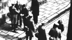 Marzec 68 w Krakowie. Studenci legitymowani przez milicjantów. Fot. PAP/A. Bujak Kraków, 1968-03. 