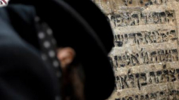 Ortodoksyjny Żyd przy grobie Elimelecha Weissbluma w Leżajsku. Fot. PAP/D. Delmanowicz