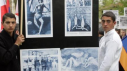 Marsz Milczenia w 92. rocznicę Ludobójstwa Ormian. Warszawa, 2007.04.24. Fot. PAP/P. Kula