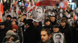 Przemarsz uczestników uroczystości z Pl. Piłsudskiego do archikatedry św. Jana. Fot. PAP/G. Jakubowski