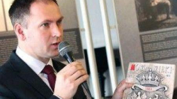 Red. Wojciech Kalwat prezentujący magazyn "Mówią Wieki". Fot. Marian Paluszkiewicz / Kurier Wileński