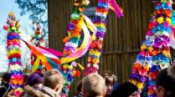 Wielkanocne palmy kurpiowskie w Łysych. Fot. PAP/J.Sender