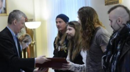 Minister Tomasz Siemoniak z muzykami Sabatonu. Fot. PAP/J. Turczyk