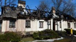 Dwór w Petrykozach po pożarze. Fot. PAP/B.Zborowski