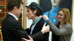 Krzysztof Warlikowski dekorowany przez ambasadora Francji. Fot. PAP/T.Gzell