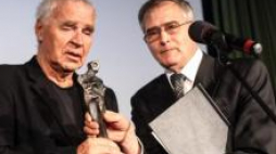 Aktor Janusz Głowacki (L), uhonorowany Gustawem. Nagrodę wręczył Olgierd Łukaszewicz (P). Fot. PAP/J. Kamiński