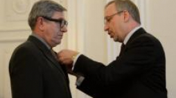 Minister Bogdan Zdrojewski dekoruje Jerzego Radziwłłowicza. Fot. PAP/AB.Zborowski