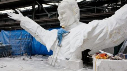  Prace nad pomnikiem papieża Jana Pawła II w firmie Malpol w Nowej Soli. Fot. PAP/L. Muszyński