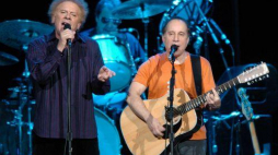 Duet: Paul Simon (P) i Art Garfunkel (L). Fot. PAP/EPA