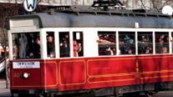 Zabytkowy tramwaj na ulicach Warszawy. Fot. PAP/A. Rybczyński