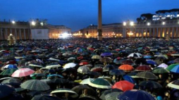 Wierni zgromadzeni na Placu św. Piotra. Watykan, 13.03.2013.  Fot. PAP/R. Pietruszka