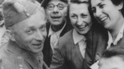 Mieszkańcy Bolonii witają żołnierzy 2 Korpusu Polskiego. 04.1945. Fot. NAC