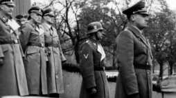 Friedrich-Wilhelm Krüger (w hełmie). Z przodu Hans Frank. Źródło: Bundesarchiv, Bild 121-0267. Fot. Wikimedia Commons