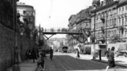 Kładka nad ul. Chłodną, przy skrzyżowaniu z ul. Żelazną, łącząca małe i duże getto warszawskie. 1942 r. Źródło: MPW