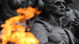 Uroczystości rocznicowe przed Pomnikiem Bohaterów Getta. Fot. PAP/J. Turczyk