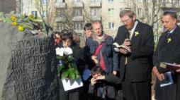 Modlitwa na Kopcu Anielewicza. Fot. PAP/W. Kowalski