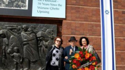 Ocalały z Holocaustu wraz z rodziną w Yad Vashem Holocaust Memorial w Jerozolimie. Fot. PAP/EPA