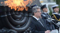 Prezydent Bronisław Komorowski w czasie uroczystości przed Pomnikiem Bohaterów Getta. Fot. PAP/J. Turczyk