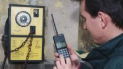 Telefon komórkowy (P) i telefoniczny aparat wrzutowy (1993). Fot. PAP/W. Szabelski