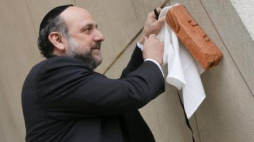 Naczelny Rabin Polski Michael Schudrich podczas uroczystości zawieszenia mezuzy. Fot. PAP/P. Supernak