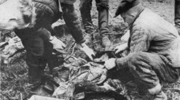 Badanie zwłok polskiego oficera. Katyń 1943 r. Fot PAP/CAF 