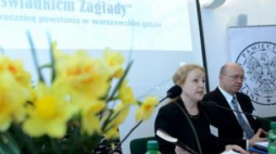 Prof. Irena Grudzińska-Gross, prof. Jan Grabowski podczas konferencji. Fot. PAP/J. Turczyk