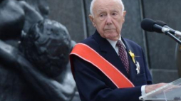 Symcha Ratajzer-Rotem ps. Kazik przed Pomnikiem Bohaterów Getta. Fot. PAP/R. Pietruszka