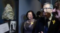 Prezydent Bronisław Komorowski z małżonką Anną na otwarciu wystawy "Sztuka polska wobec Holokaustu". Fot. PAP/J. Turczyk