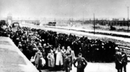 KL Auschwitz. Selekcja więźniów obozu na rampie. 1944 r. Źródło: PAP/CAF/Reprodukcja 