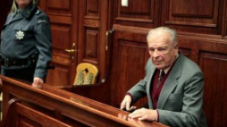 Były szef MSW Czesław Kiszczak w Sądzie Okręgowym w Warszawie (2012). Fot. PAP/T. Gzell