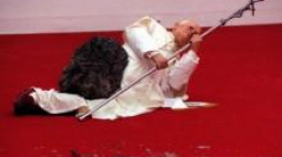 Kontrowersyjna rzeźba Mauritio Cattelany. 14.12.2000. Fot. PAP/A. Rybczyński 