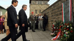 Prezydent Bronisław Komorowski oraz prezydent Węgier Janos Ader podczas uroczystości w Mauthasen. Fot.PAP/R. Pietruszka 