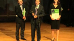 Robert Kostro, dyrektor MHP ze statuetką nagrody Sybilla. Fot. dzieje.pl/W.Kowalski