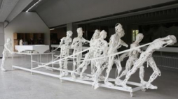 Praca "Burłacy" Pawła Althamera. Fot. PAP/L. Szymański