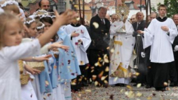 Procesja eucharystyczna w Warszawie w uroczystość Bożego Ciała. Fot. PAP/P. Supernak