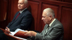 Czesław Kiszczak (P) i Stanisław Kania (L) na sali Sądu Okręgowego w Warszawie (2011). Fot. PAP/T. Gzell