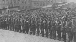 Oddział powstańczy na ulicach Królewskiej Huty po powrocie z walk. 1921 r. Fot. CAW