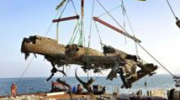 Niemiecki bombowiec Dornier Do 17 podniesiony z dna Kanału La Manche. Fot. PAP/EPA