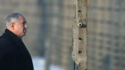 Premier Izraela Benjamin Netanjahu na terenie byłego obozu Auschwitz II-Birkenau. Fot. PAP/R. Pietruszka 