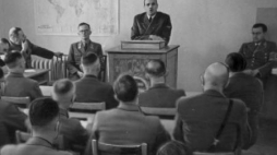 Gubernator H. Frank przemawia do kierowników NSDAP i sędziów najwyższego sądu niemieckiego w Krakowie. 1944. Fot. NAC  