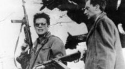 Zbigniew Cybulski (L) jako Maciek Chełmicki i Adam Pawlikowski (P) w filmie "Popiół i diament". Fot. PAP/CAF 