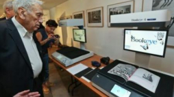 Były premier RP Tadeusz Mazowiecki zwiedza pracownię digitalizacji akcji społecznej "Europeana 89". Fot. PAP/T. Guz
