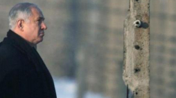 Premier Izraela Benjamin Netanjahu na terenie byłego obozu Auschwitz II-Birkenau. Fot. PAP/R. Pietruszka