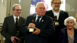 Laureaci nagrody Orła Jana Karskiego: K. Modzelewski, L. Wałęsa, D. Jabłoński i D. Szaflarska. Fot. PAP/T. Gze
