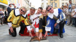  Trubadurzy przy gwieździe zespołu. Pierwszy z prawej:Ryszard Poznakowski, były Trubadur. Fot.PAP/K.Świderski