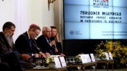 Władyka Benedykt Aleksijczuk, prezes IPN Łukasz Kamiński, prof. Daniel Rotfeld, dr Andrij Portnow. Fot. PAP/T.Gzell