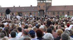 Wierni uczestniczą w celebracji symfoniczno-katechetycznej "Cierpienie Niewinnych". Fot. PAP/J. Bednarczyk