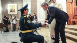 Ambasador Kazachstanu w Polsce Yerik Utembayev oraz biskup polowy WP ks. bp Józef Guzdek. Fot. PAP/J. Kamiński